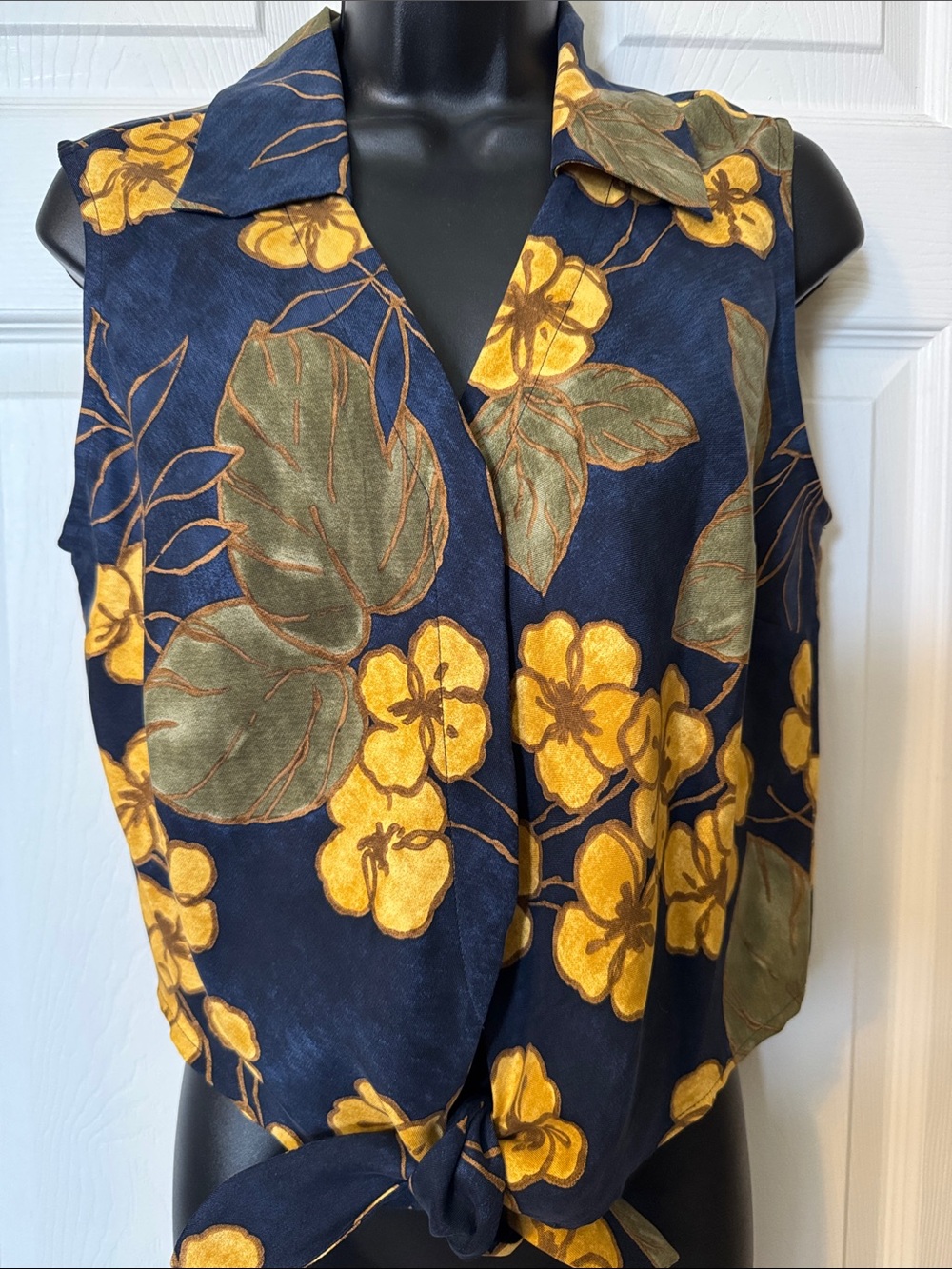 TOMMY BAHAMA NWT 100% Silk Sleeveless Floral Tie-Front Crop Top in Navy - Sz 10
